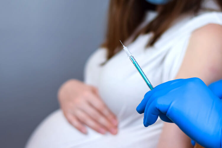 Bộ Y tế yêu cầu khẩn trương tiêm vaccine Covid-19 cho phụ nữ mang thai từ 13 tuần trở lên - Ảnh 1