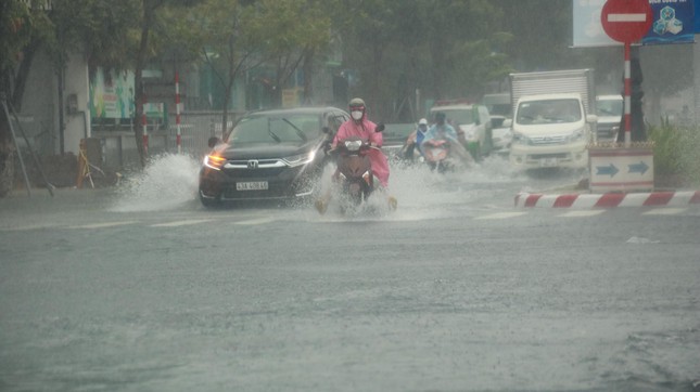 12 giờ tới, áp thấp nhiệt đới có khả năng mạnh lên thành bão, từ tối nay các tỉnh miền Trung bị ảnh hưởng