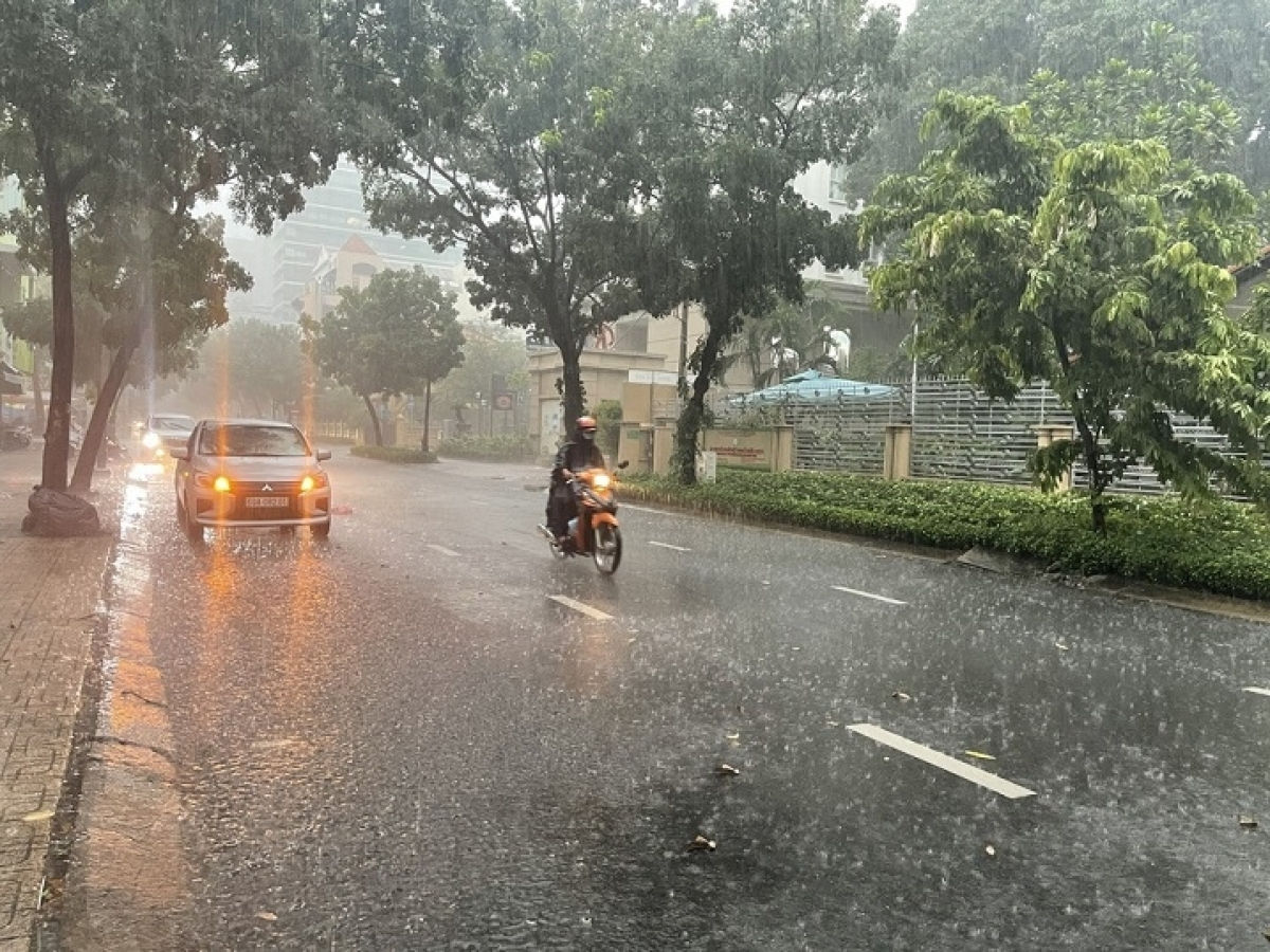 Bão số 6 sáng nay đã suy yếu thành vùng áp thấp