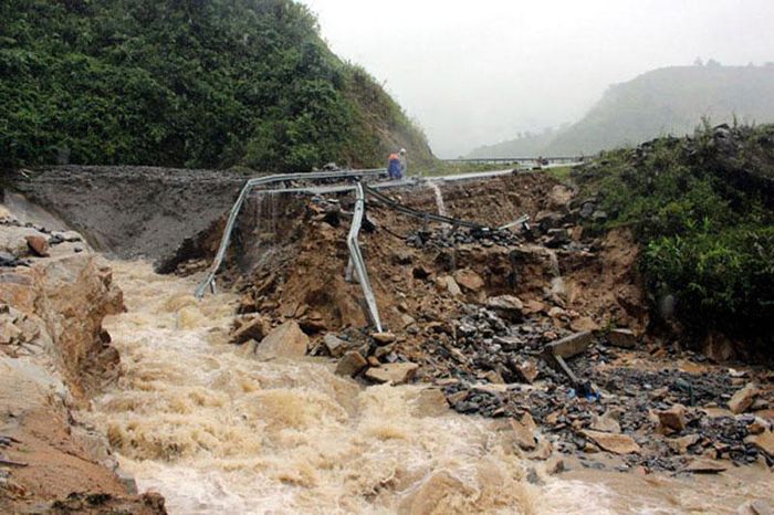 Mưa dông xảy ra nhiều nơi trên cả nước, cần đề phòng sạt lở đất, lũ quét và ngập úng cục bộ - Ảnh 1