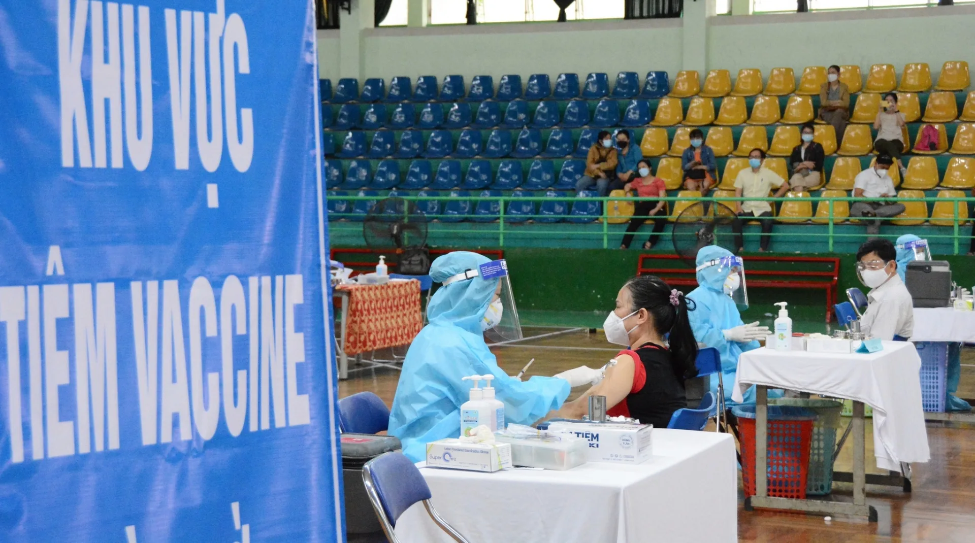 Sau khi tiêm vaccine Covid-19, không nên dùng những loại thuốc nào? - Ảnh 1