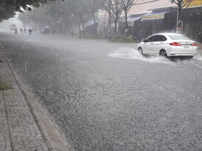 Nhiều nơi ở miền Trung bắt đầu mưa lớn, NLĐ nên hoãn về quê bằng xe máy - Ảnh 2