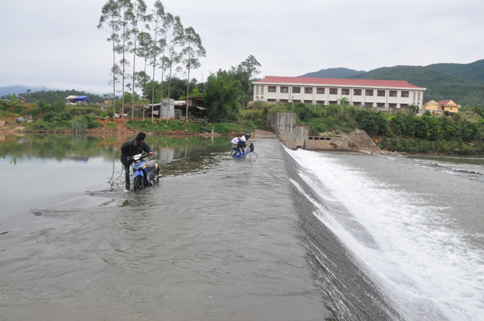 Bão số 7 sẽ gây mưa rất to khu vực từ Thanh Hóa đến Quảng Bình, người dân nên di dời đến nơi an toàn, hạn chế ra đường khi mưa lũ