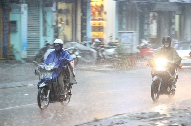 Biển Đông hứng thêm bão cấp 11, Bắc Bộ trở lạnh kèm mưa dông