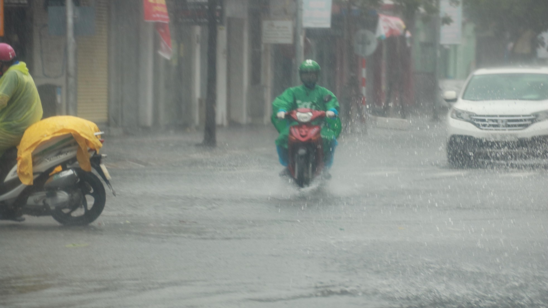 Bão số 8 suy yếu thành áp thấp, Bắc bộ và Thanh Hóa đến Quảng Bình mưa to - Ảnh 2