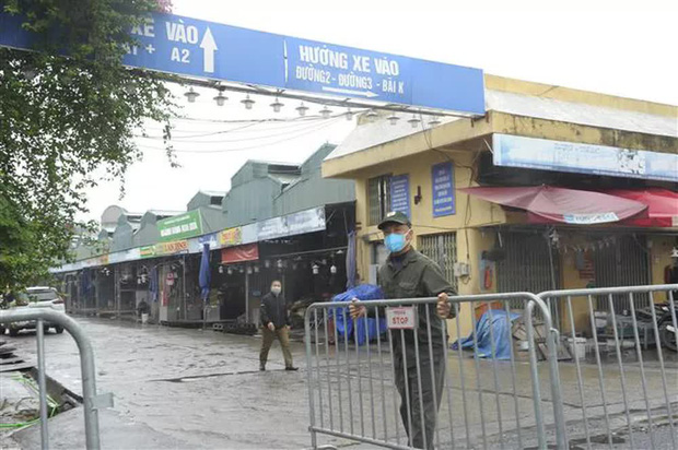 Ban quản lý chợ Long Biên chuẩn bị cho việc mở cửa trở lại - Ảnh: TTXVN