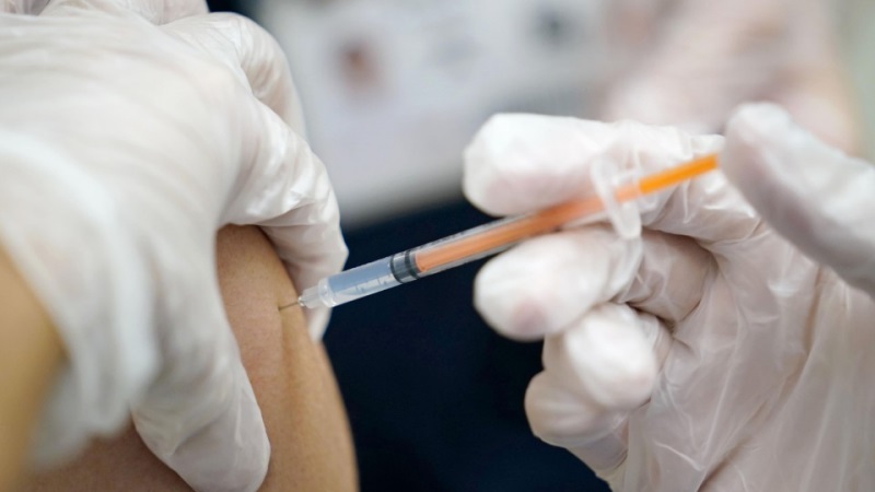 Nhật Bản: Tiến hành tiêm vaccine ngừa Covid-19 mũi ba cho toàn dân - Ảnh 2