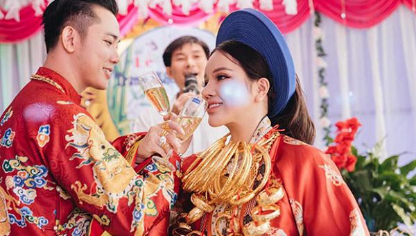 Cô dâu Hà Nội đeo 50 cây vàng trên cổ, mẹ chồng tặng thêm 20 tỷ và 1 căn nhà