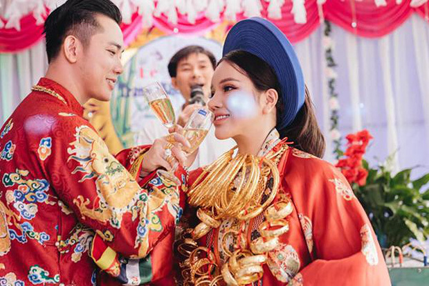 Cô dâu Hà Nội đeo 50 cây vàng trên cổ, mẹ chồng tặng thêm 20 tỷ và 1 căn nhà - Ảnh 2
