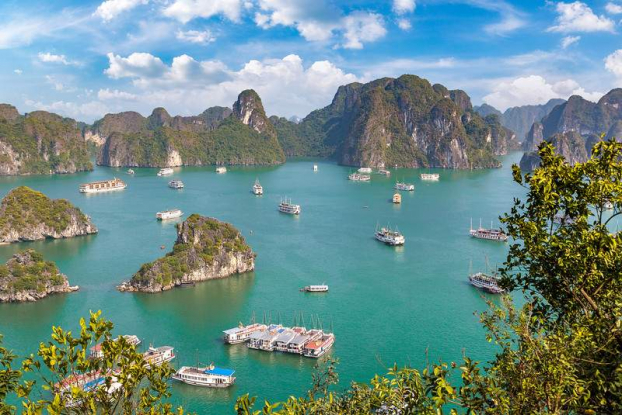 Chính thức đón khách du lịch, khách ngoại tỉnh khi đến Quảng Ninh cần đáp ứng các điều kiện gì? - Ảnh Internet