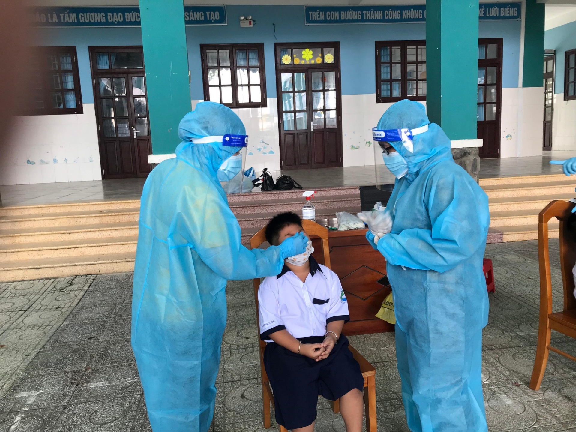 Hà Nội sẽ cho học sinh trở lại trường sau khi tiêm xong vaccine phòng Covid-19 - Ảnh Thanhnien