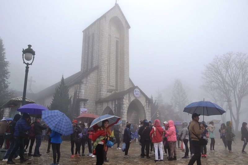 Không khí lạnh lấn sâu, Sa Pa xuống 6 - 8 độ C, miền Trung mưa lớn