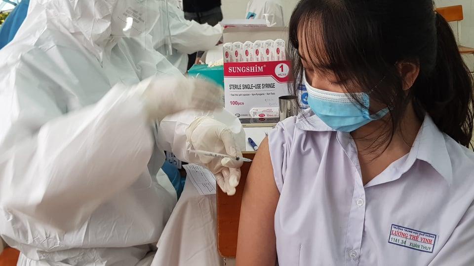 Nhiều trường ở Hà Nội thông báo hoãn tiêm vắc xin phòng Covid-19 cho học sinh - Ảnh Thanhnien