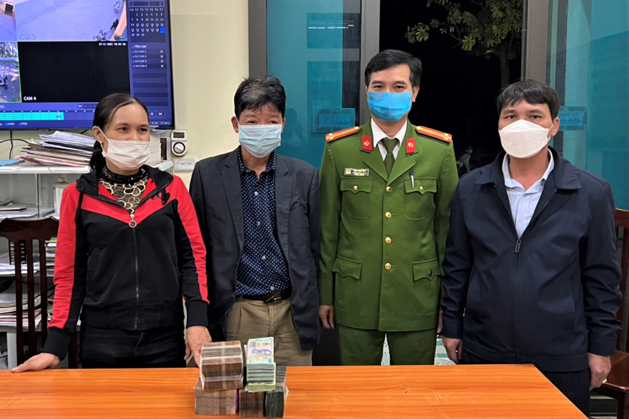 Người phụ nữ ở Hà Nội nhặt được gần 1 tỷ đồng trên đường làng 