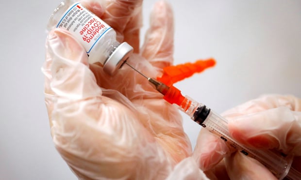 Phát hiện bất ngờ về hiệu quả của việc tiêm trộn vaccine AstraZeneca và Moderna - Ảnh: Reuters