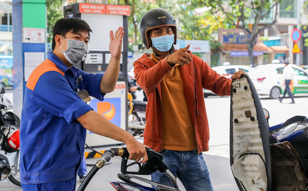 Từ 15h chiều nay, giá xăng dầu giảm mạnh, xăng RON 95 giảm tới 1100 đồng/lít