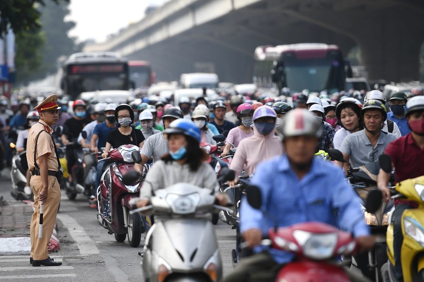 Đại diện Sở GTVT Hà Nội cho biết, chỉ hạn chế phương tiện cá nhân khi đại đa số người dân ủng hộ - Ảnh Zing