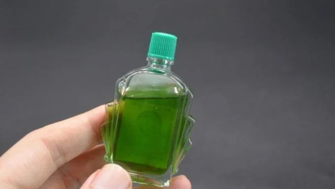 Trước khi đi ngủ nhỏ 1 giọt dầu gió vào rốn bạn sẽ thấy cơ thể thay đổi bất ngờ 