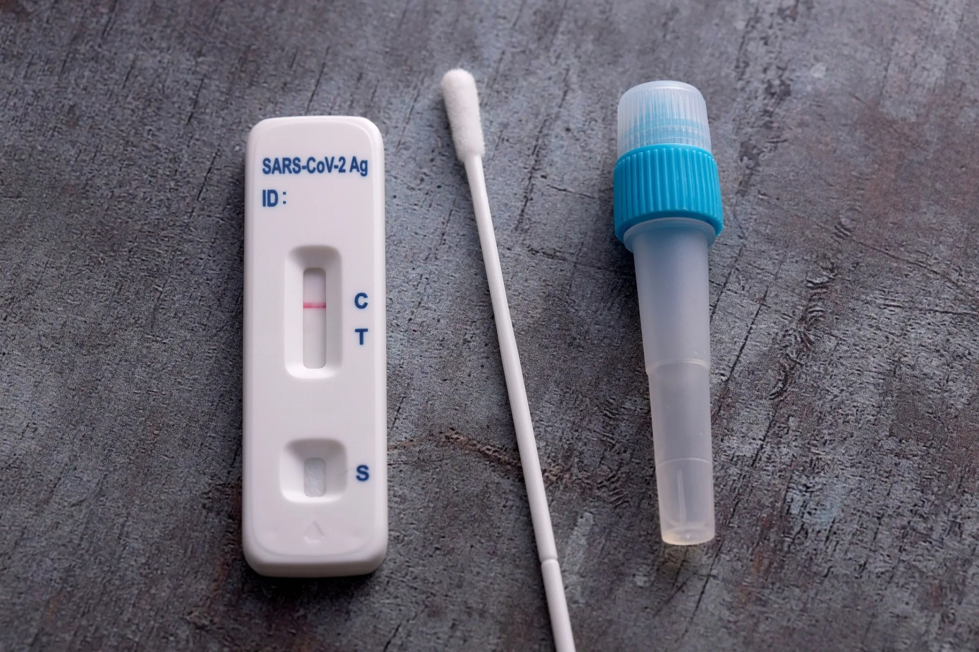 Bộ Y tế đề nghị, sau test nhanh có kết quả dương tính tại nhà, người dân không tự ý vào viện - Ảnh 1