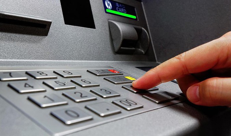 Rút tiền tại ATM bị nuốt thẻ, 3 bước này để lấy lại thẻ nhanh chóng