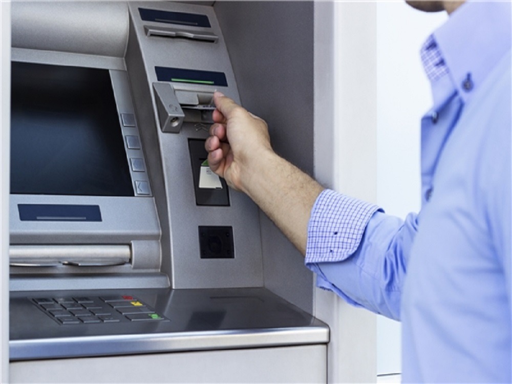 Rút tiền tại ATM bị nuốt thẻ bạn cần làm 3 bước này để lấy lại thẻ nhanh chóng - Ảnh minh họa