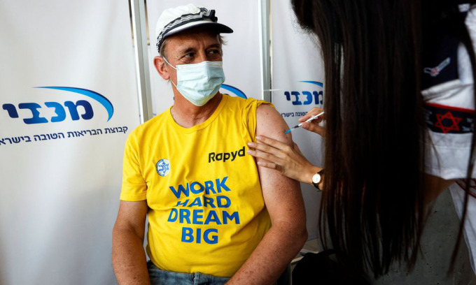 Một người đàn ông được tiêm mũi vaccine Covid-19 tăng cường tại Tel Aviv, Israel, hôm 30/8. Ảnh: Reuters.