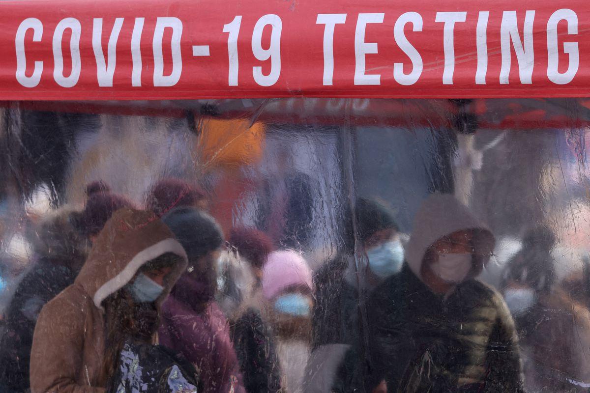 Người dân xếp hàng chờ xét nghiệm Covid-19 ở Quảng trường Thời đại, New York (Mỹ) ngày 20.12 Ảnh REUTERS