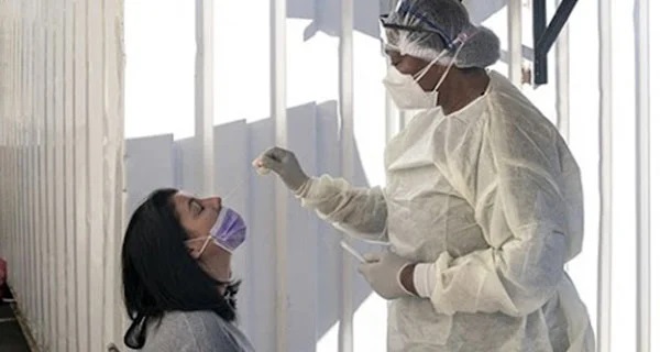 2 triệu chứng xuất hiện rất sớm khi nhiễm biến thể Omicron