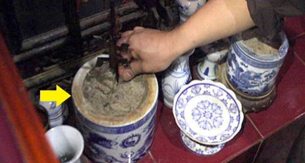 Khi lau dọn bàn thờ đừng làm 'lung lay' 1 vật kẻo tán lộc, kém may mắn cả năm
