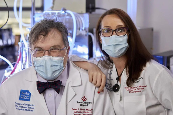 Ông Peter Hotez và bà Maria Bottazzi dẫn dắt nhóm nghiên cứu vắc xin COVID-19 Corbevax - Ảnh: TEXAS CHILDREN'S HOSPITAL'S CENTER FOR VACCINE DEVELOPMEN