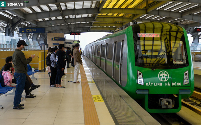 Tàu Cát Linh - Hà Đông vận hành từ sáng mồng Một để phục vụ khách du xuân.