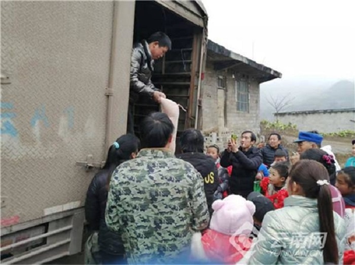 Một trường tiểu học thưởng lợn cho học sinh xuất sắc