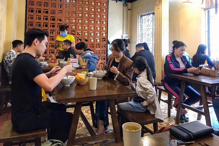 Khách vào quán ăn ở TP Hải Dương không phải xét nghiệm Covid-19 nữa - Ảnh Dân Việt