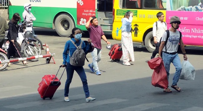 Người dân từ Hà Nội về quê ăn Tết phải cách ly thế nào: Ninh Bình, Vĩnh Phúc yêu cầu xét nghiệm