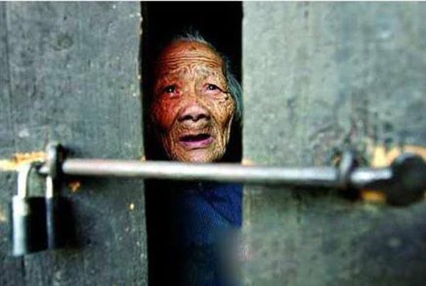 Từ năm 2022, con cái bỏ mặc, không chăm sóc cha mẹ già sẽ bị phạt đến 20 triệu đồng