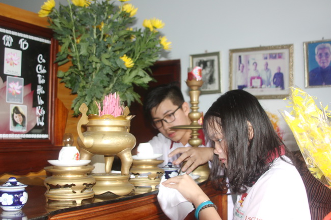 Dùng khăn gì để lau bàn thờ? Có được dùng giấy ướt lau bàn thờ không?