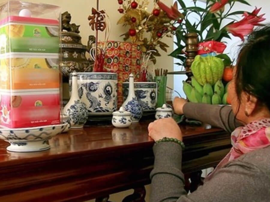 Nên dùng nước gì để lau ban thờ?