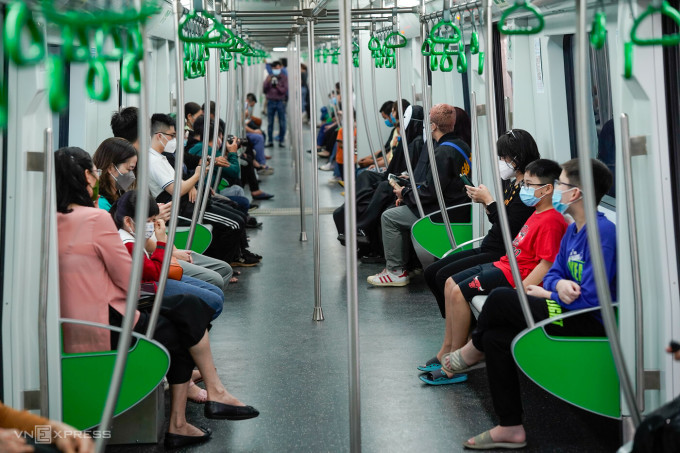 Dịp Tết Nguyên đán, Hanoi Metro cấm người say xỉn đi tàu điện - Ảnh VnExpress