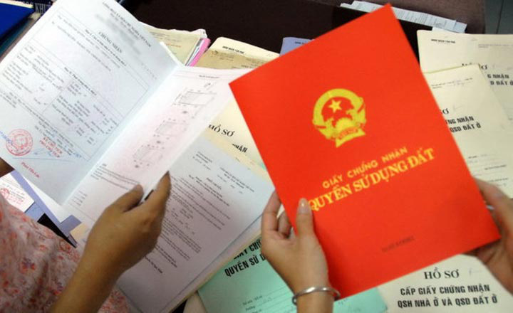 Khi sang tên sổ đỏ năm 2022, có những trường hợp sẽ được miễn thuế - Ảnh Dân Việt