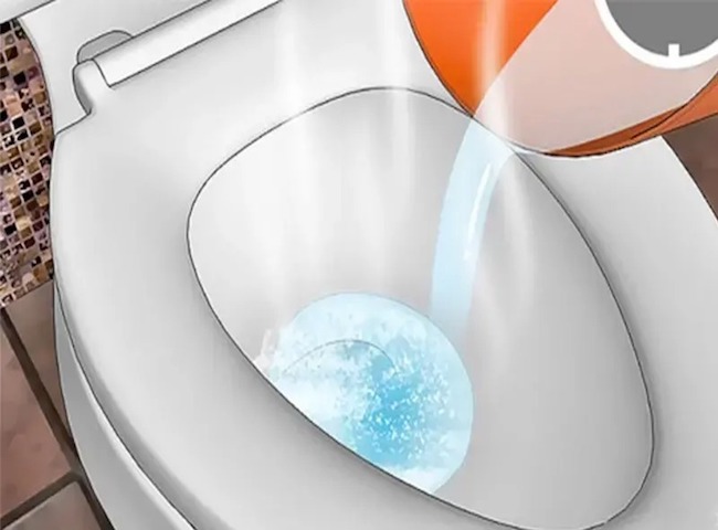 Chỉ cần một lon bia, nhà vệ sinh sạch bong như mới