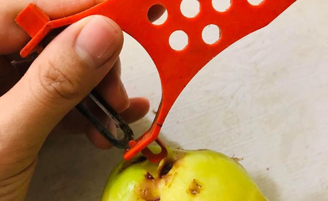 Lỗ tròn trên đồ dùng nhà bếp mang tới những công năng bất ngờ mà hầu hết chúng ta ít biết để dùng