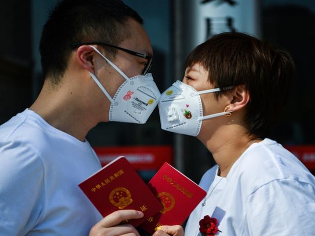 Nguyên nhân nhiều cặp đôi ở Trung Quốc chọn ngày 22/2 để đăng ký kết hôn - Ảnh 2