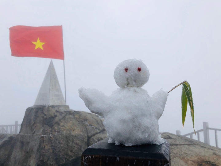 Miền Bắc mưa như trút nước, nhiệt độ giảm sâu có nơi 0 độ C, khả năng xảy ra băng giá, mưa tuyết cao