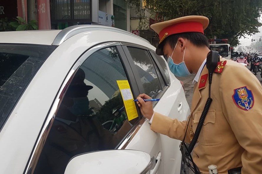 Từ ngày 1/3, CSGT Hà Nội lập biên bản điện tử, tài xế nộp phạt trực tuyến - Ảnh Lao động