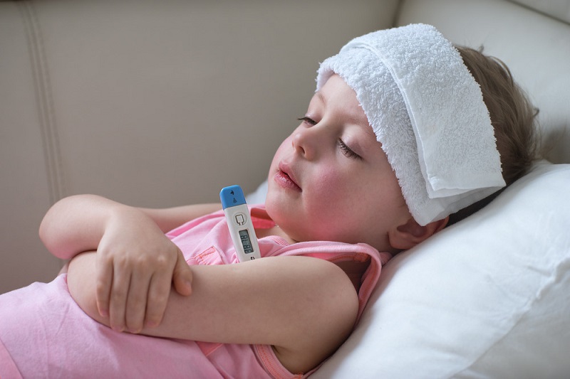Bộ Y tế nêu rõ 10 dấu hiệu bất thường ở trẻ dưới 5 tuổi mắc Covid cần được đưa đi viện khẩn cấp - Ảnh 2