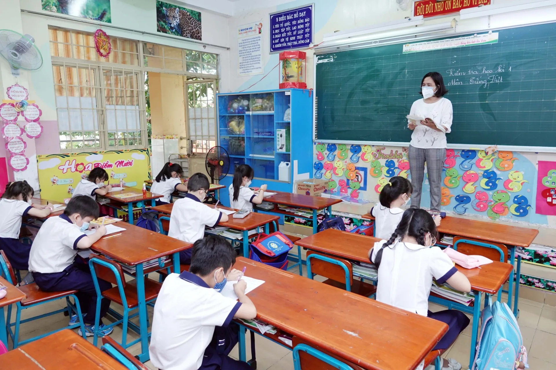 Học sinh F1 nên đi học bình thường, không cần nghỉ ở nhà theo dõi như F0 - Ảnh 1
