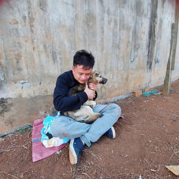 Anh CSGT trẻ ngày tới cơ quan, đêm bốc vác kiêm phụ hồ để kiếm tiền cứu hộ chó mèo bị bán vào lò mổ - Ảnh 2
