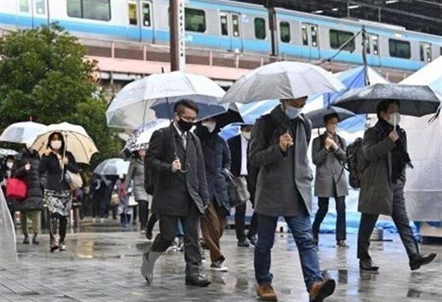 Người dân Nhật Bản đeo khẩu trang phòng lây nhiễm COVID-19. (Ảnh: Kyodo/TTXVN)