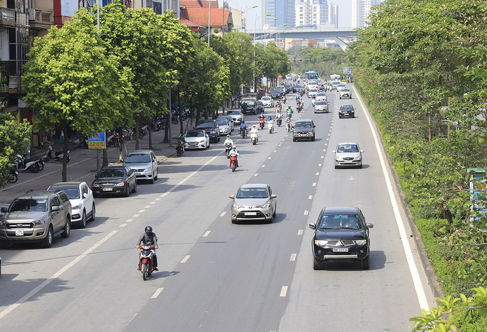 Đầu tháng 5, Hà Nội nắng hanh, gió to như thời tiết mùa thu