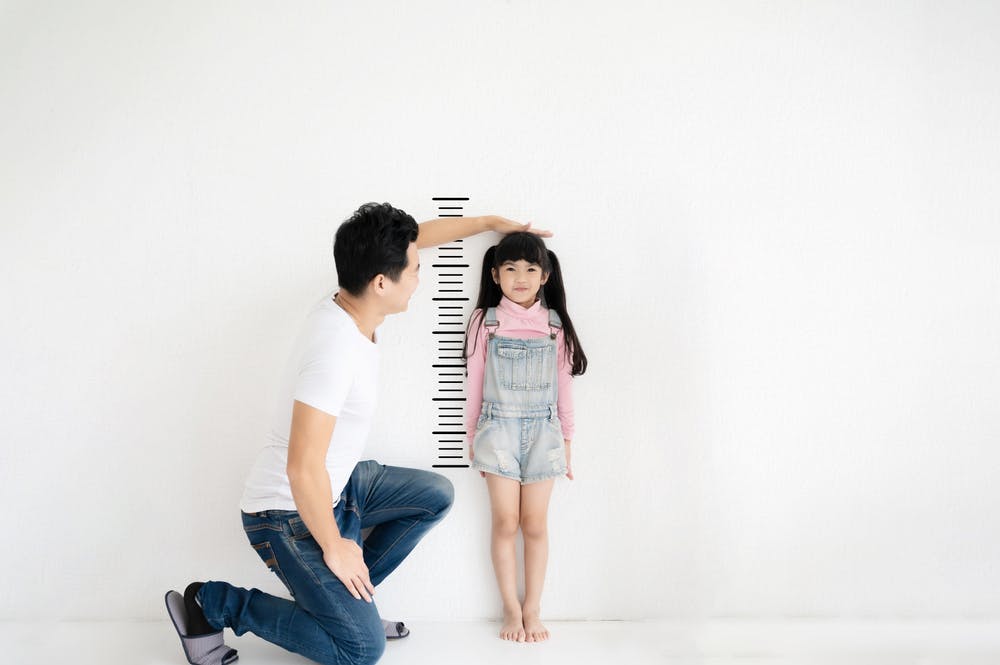 Dấu hiệu con bước vào giai đoạn tăng chiều cao nhanh, cha mẹ hỗ trợ đúng sẽ giúp trẻ tăng thêm 5cm - Ảnh minh họa